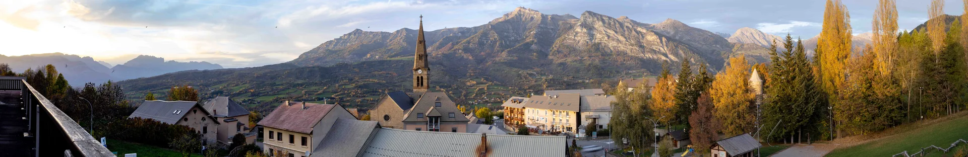 Vue panoramique depuis le balcon plein sud de l’appartement, au pied du télésiège de Libouze à Saint-Léger-les-Mélèzes